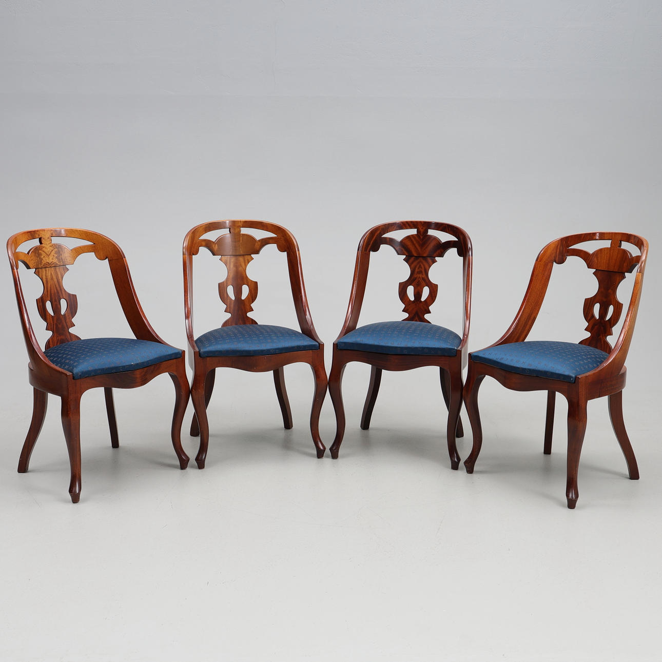 Göteborg chairs, 4 walnut, neo-rococo 19th century.