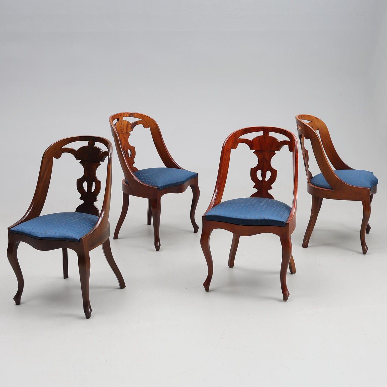 Göteborg chairs, 4 walnut, neo-rococo 19th century.