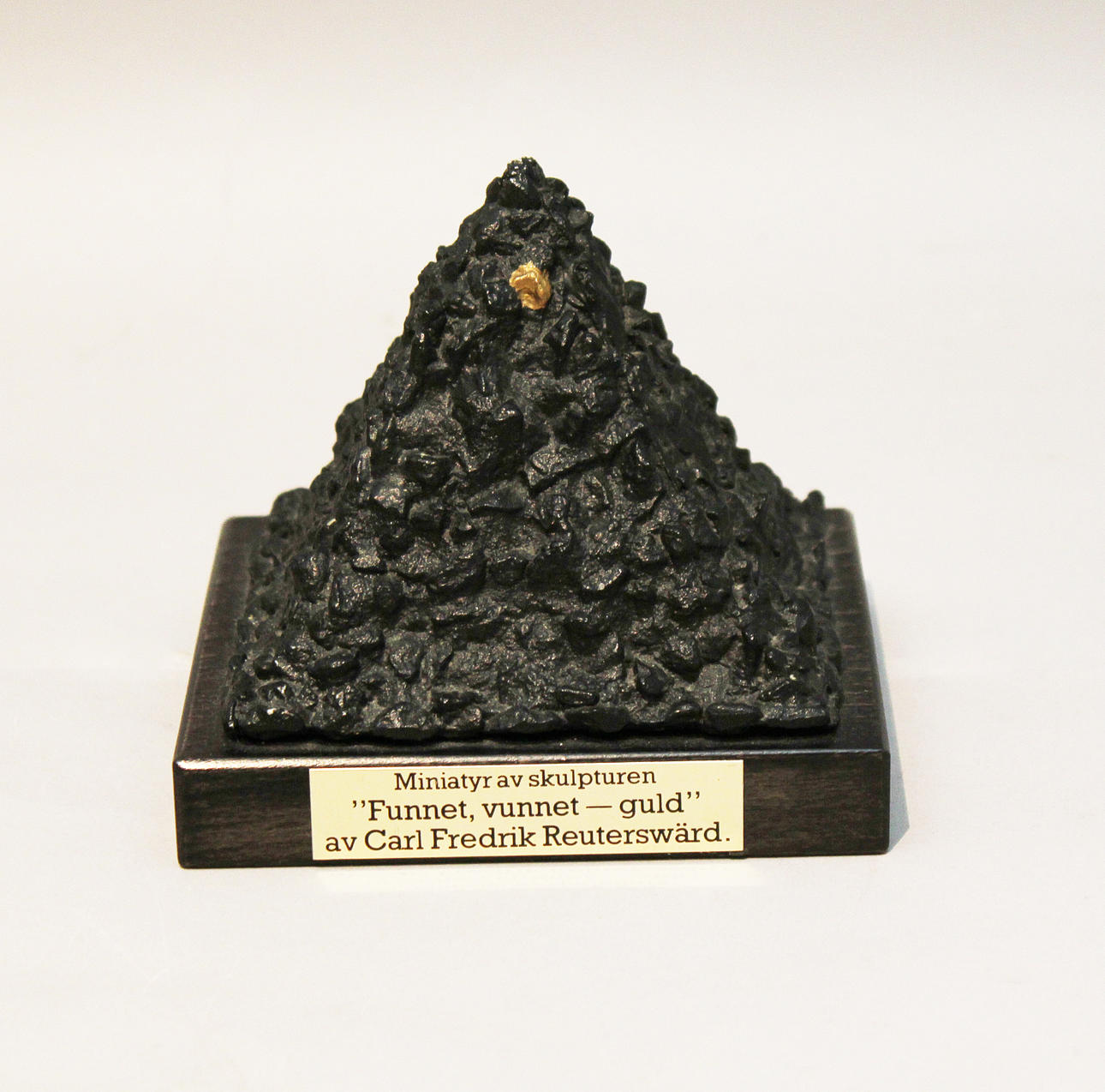 CARL FREDRIK REUTERSWÄRD. "Funnet, vunnet - guld". Brons. Osignerad.