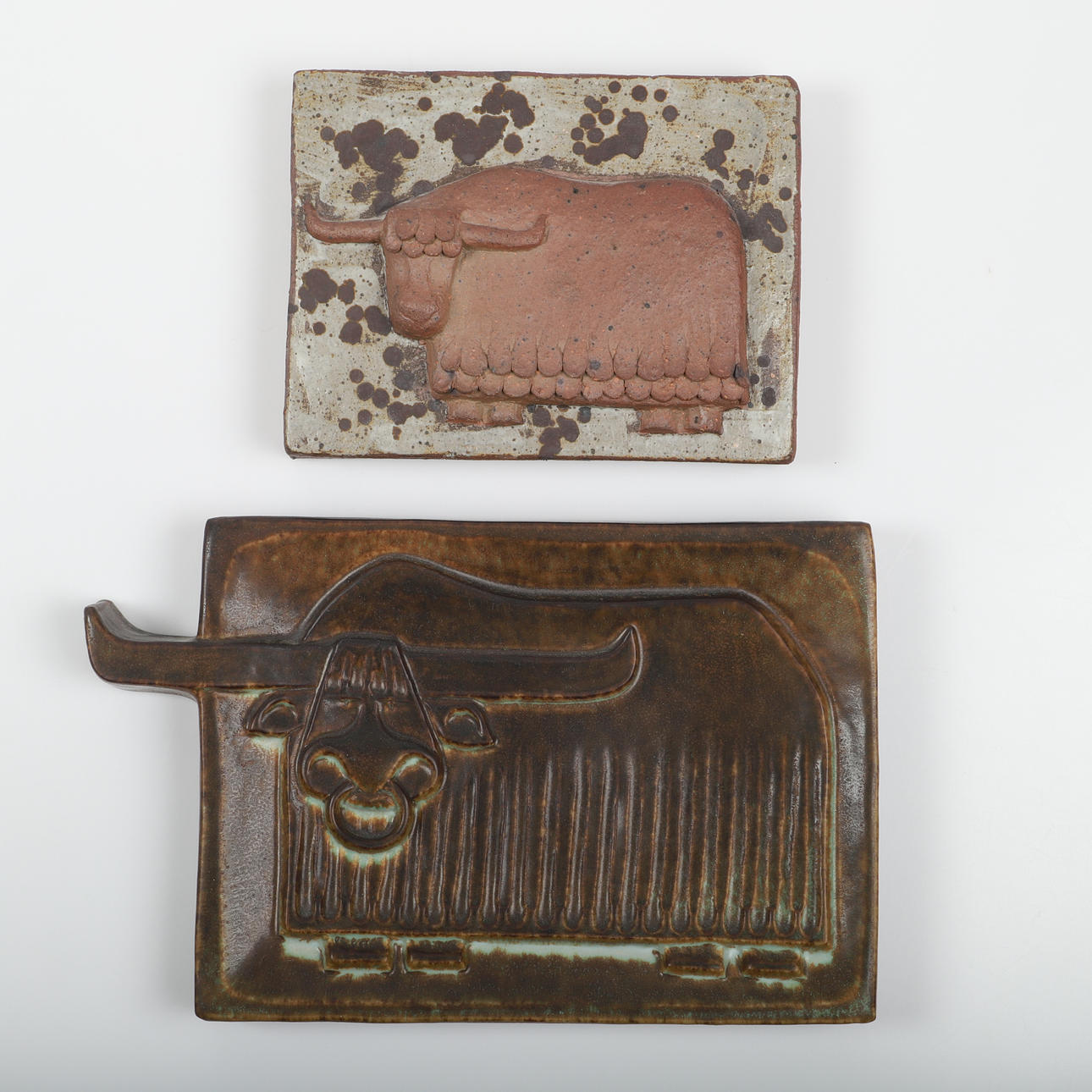 VÄGGRELIEFER, 2 stycken, keramik, bl. a. Rolf Palm.