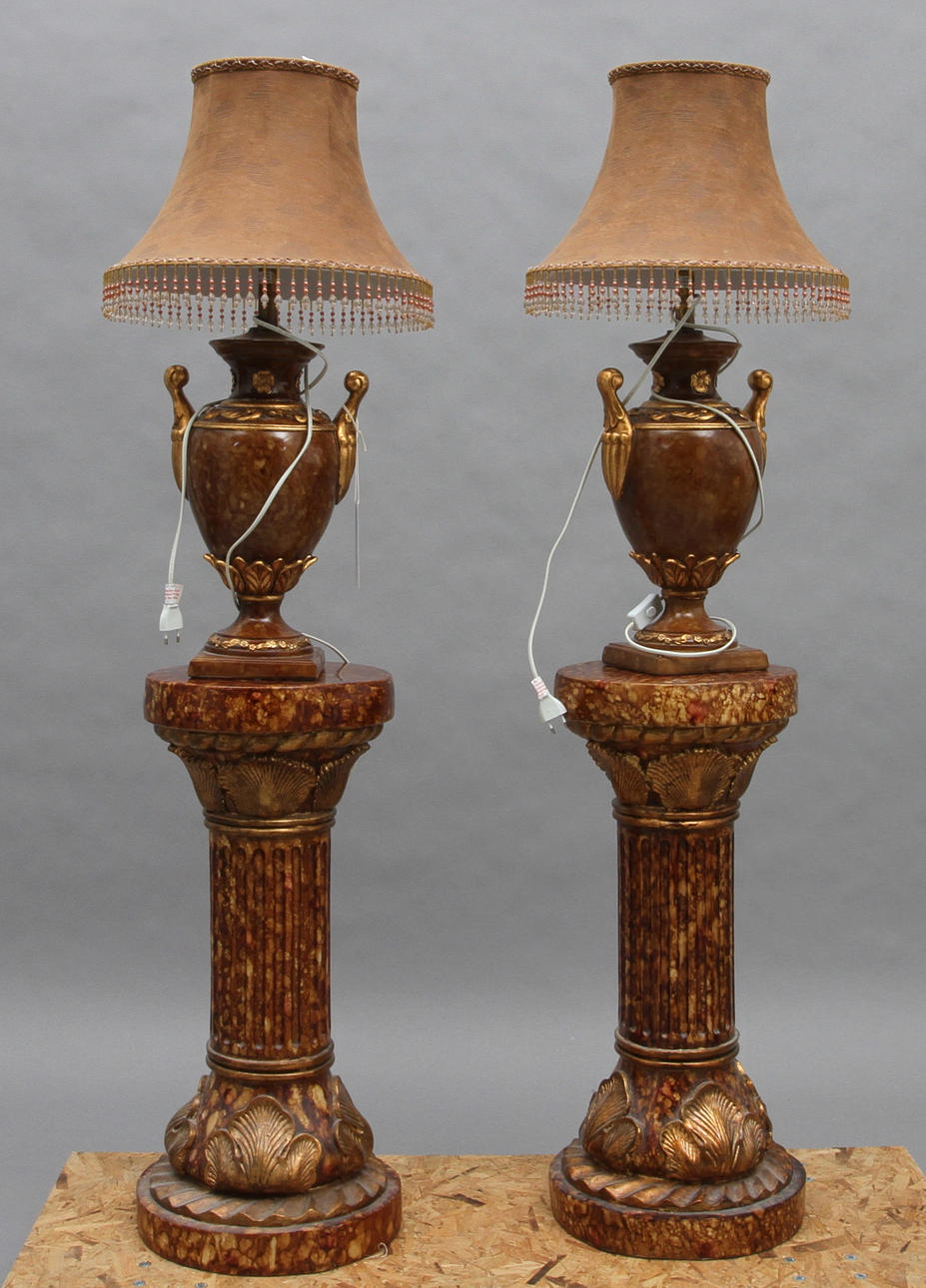 BORDLAMPOR, 1 par samt 1 par piedestaler, konstmassa, 19/2000-tal.