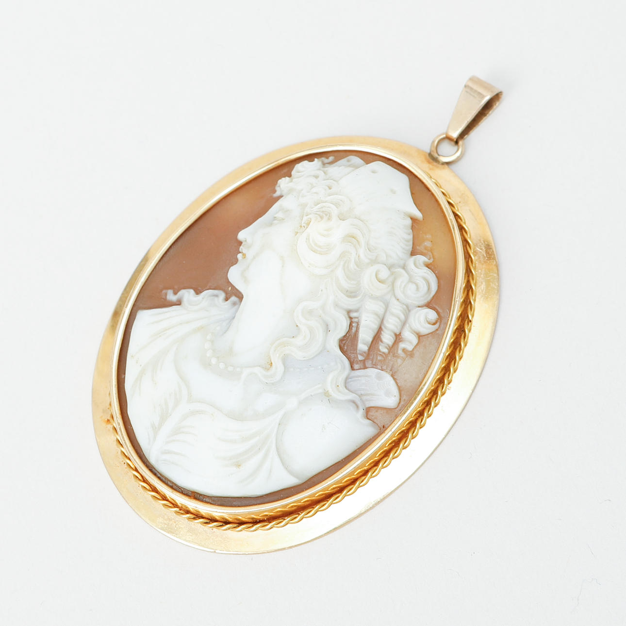 A PENDANT, 18k gold, seashell camel, 18th-1900s.