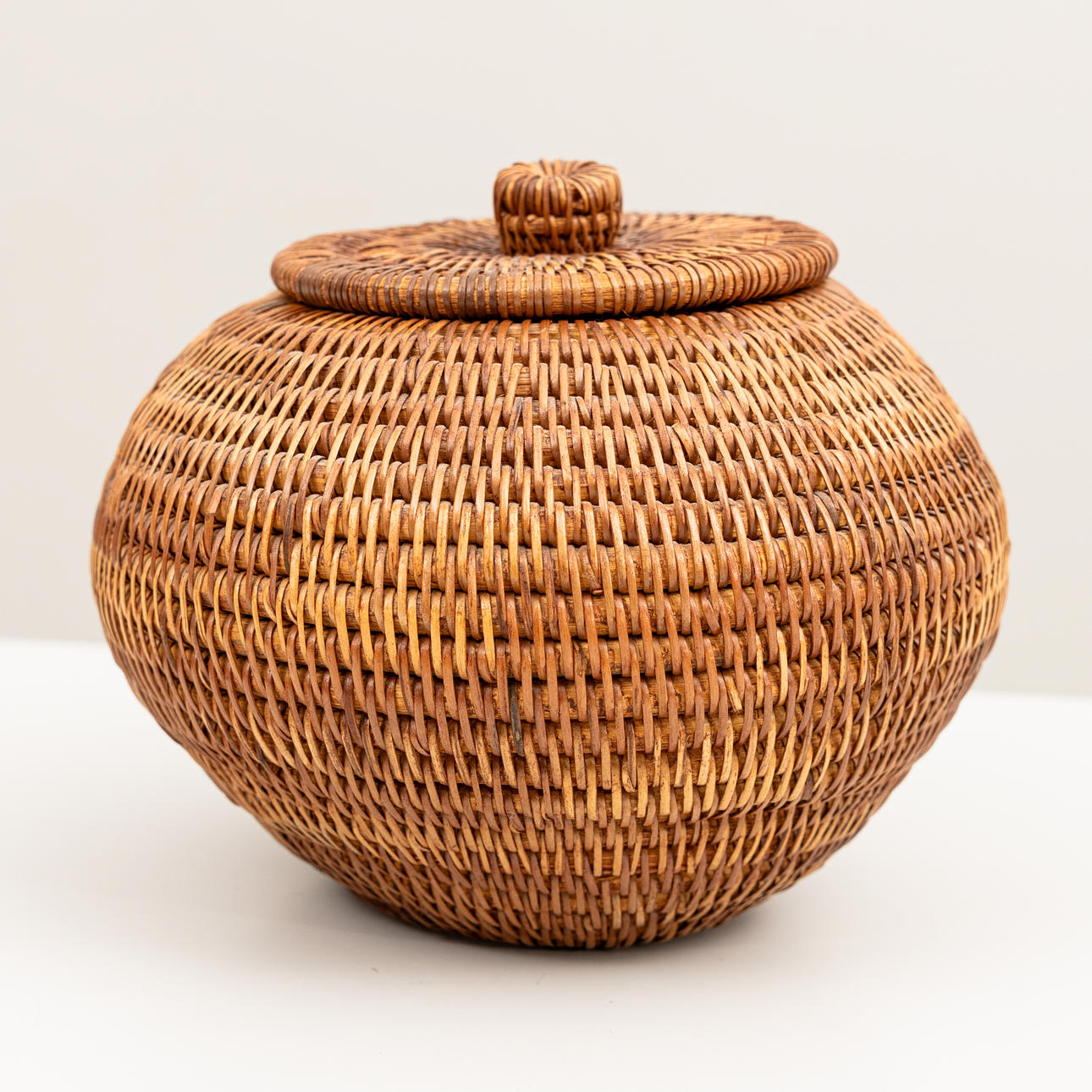 ROTKORG med lock, flätad, 1900-tal.