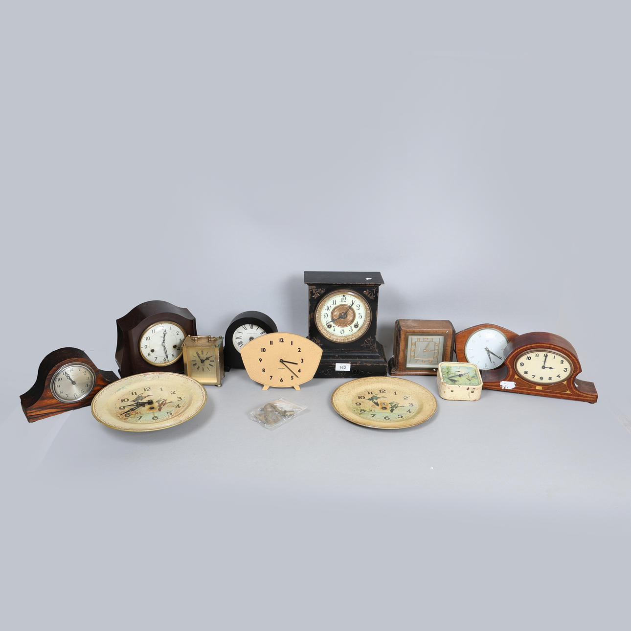 A COLLECTION OF CLOCKS (11). Clocks & Watches - Mantel clocks - Auctionet