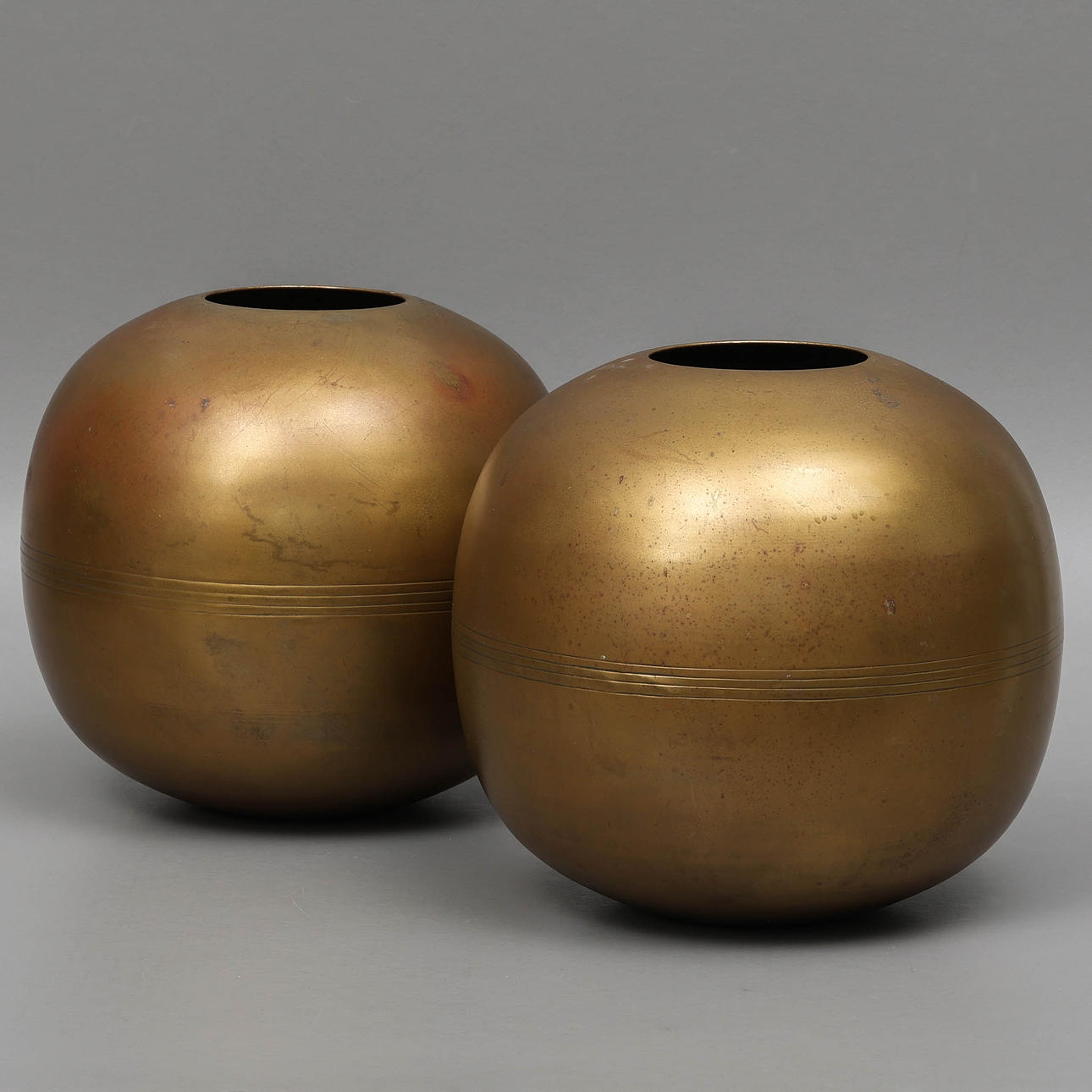 Ein Paar Metallvasen, kugelförmig.