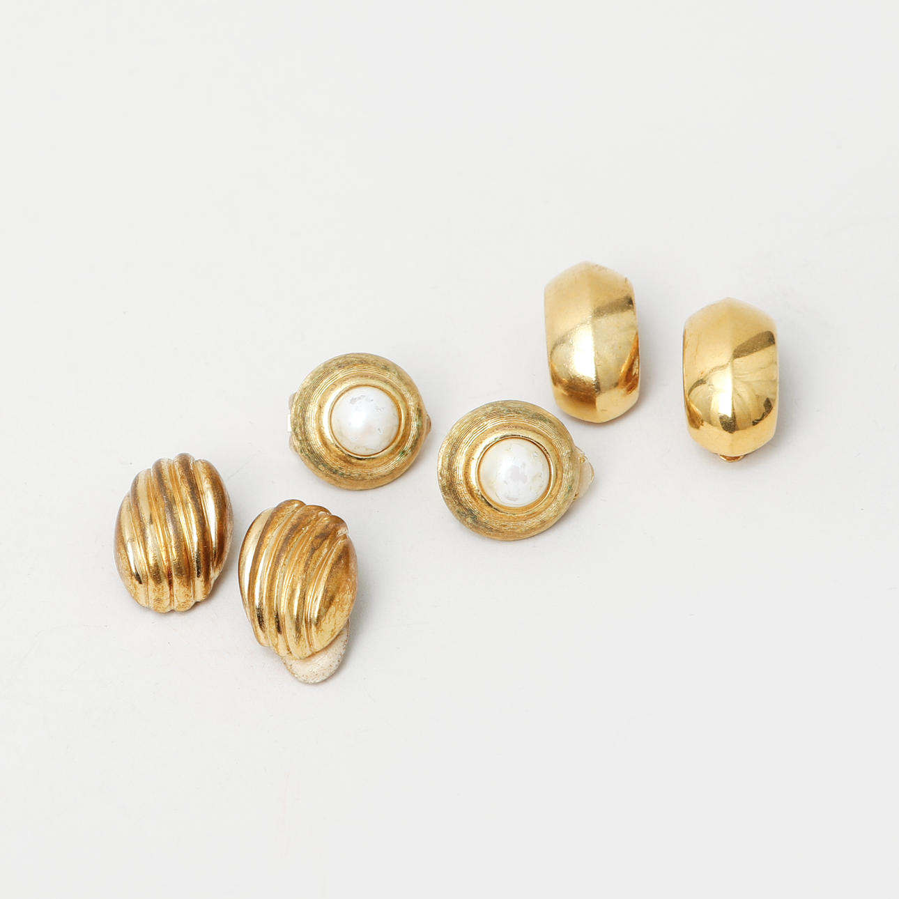 Øreringe, tre par, Christian Dior og Burberrys.