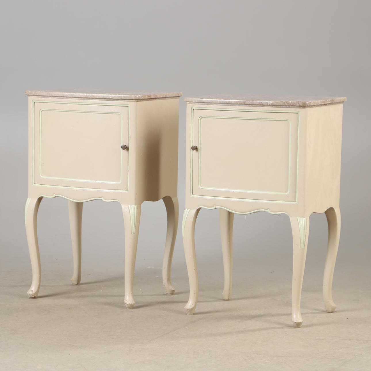 Ein Paar Nachttische, grau gestrichen mit Steinplatten, Mitte des 20. Jahrhunderts.