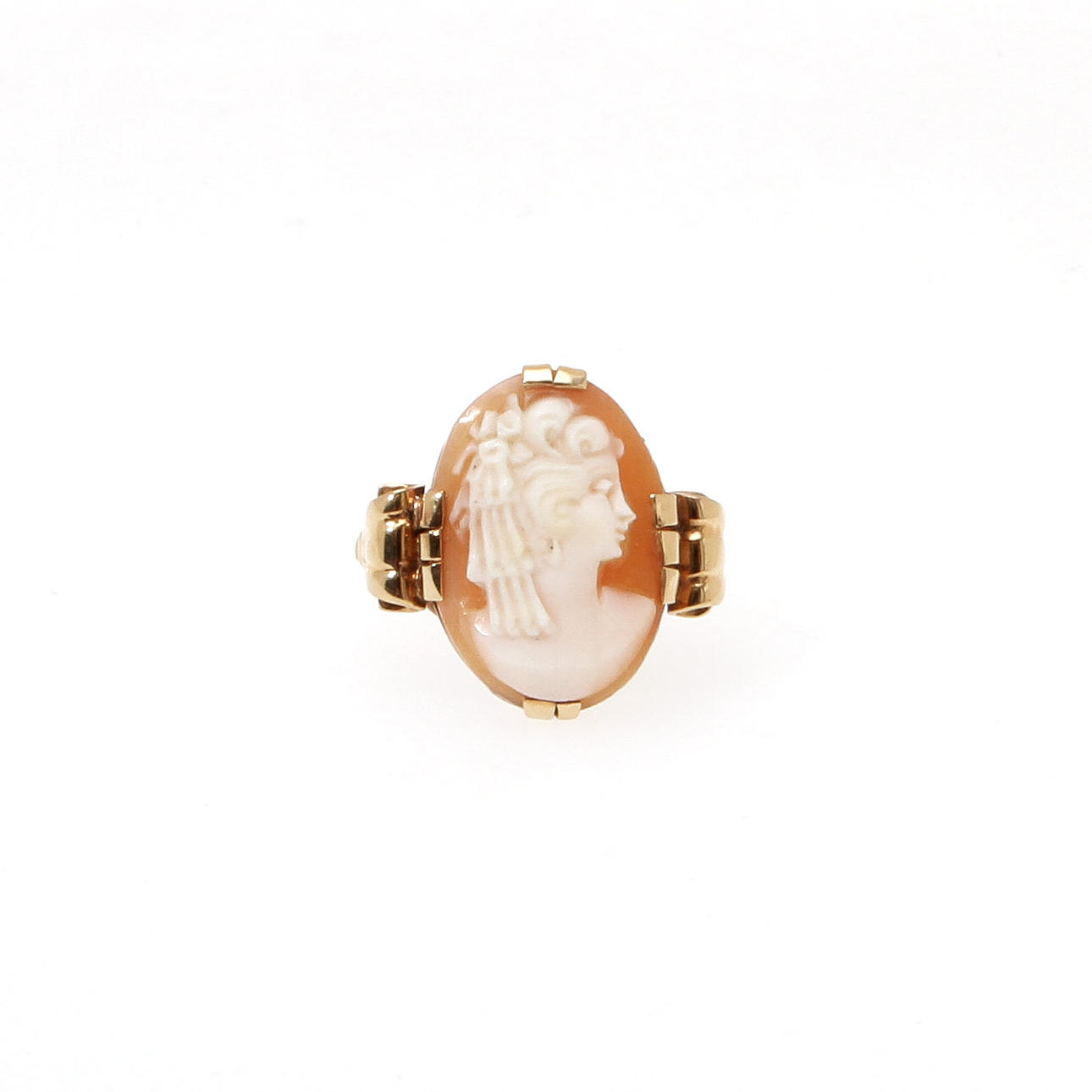 RING, 18K rödguld med snäckskalscamé. Vikt 4,8 g.