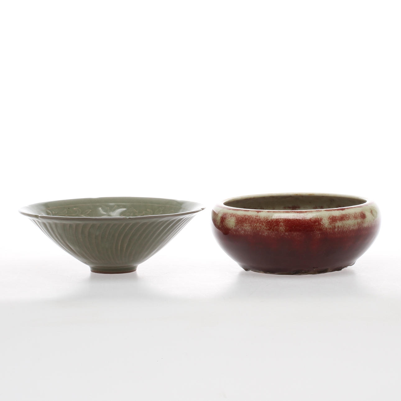 SKÅLAR, 2 st, lergods resp. stengods, Kina.