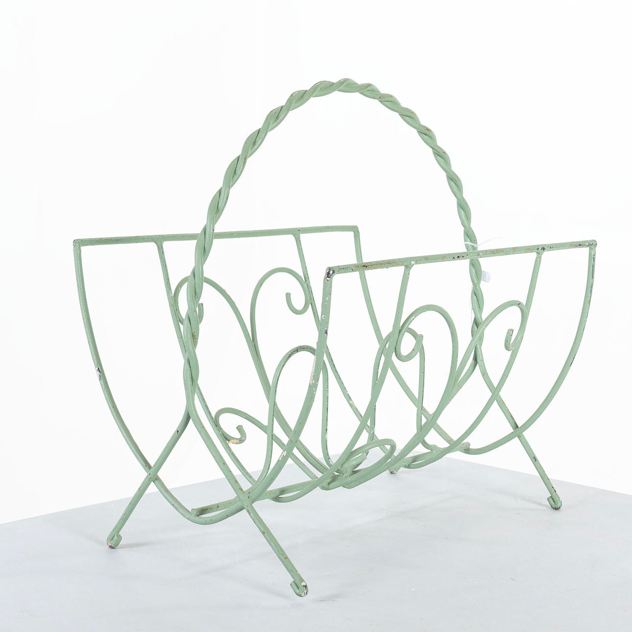 TIDNINGSSTÄLL, bemålat smide.