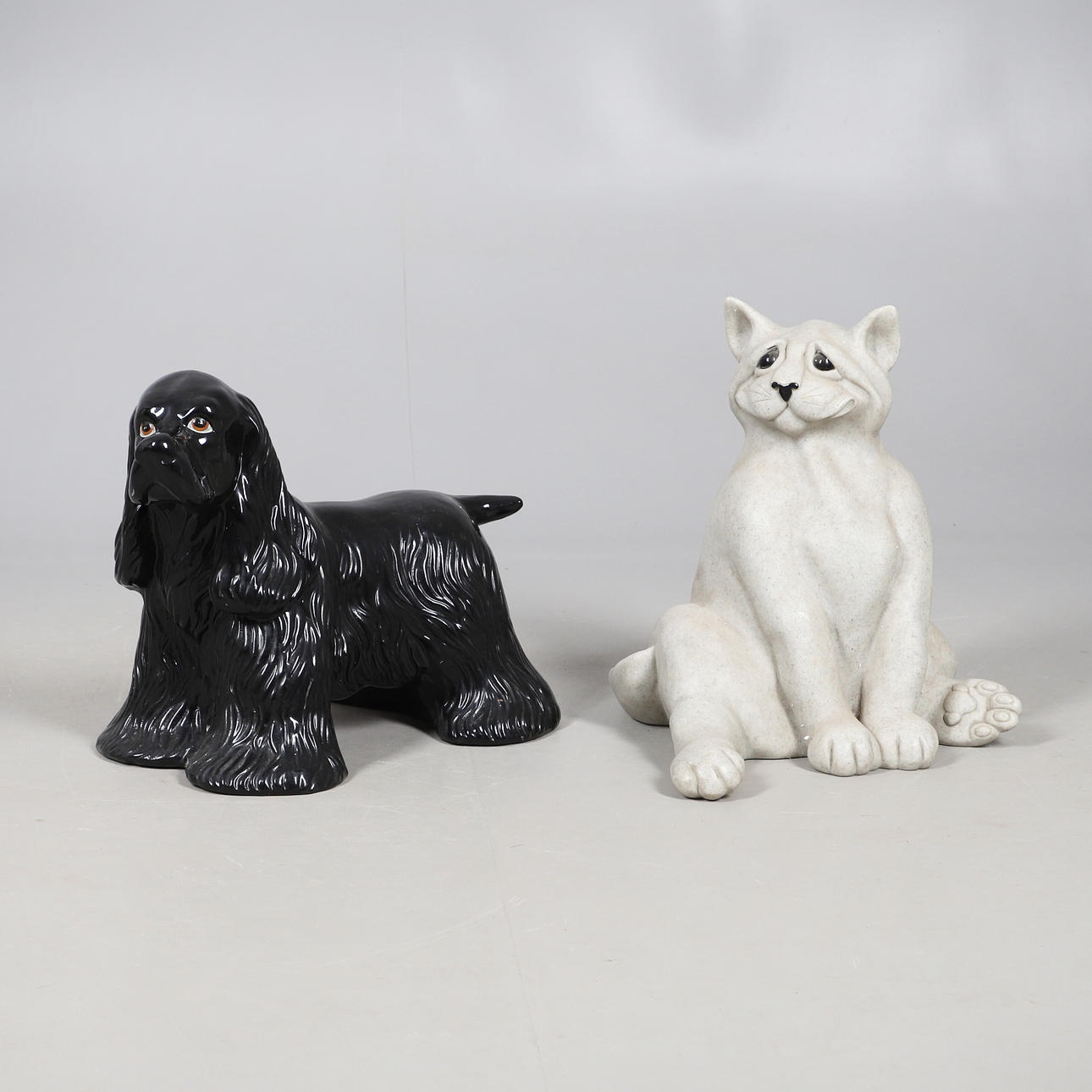 EN STOR KERAMIKELDMODELL AV EN HUND (2).