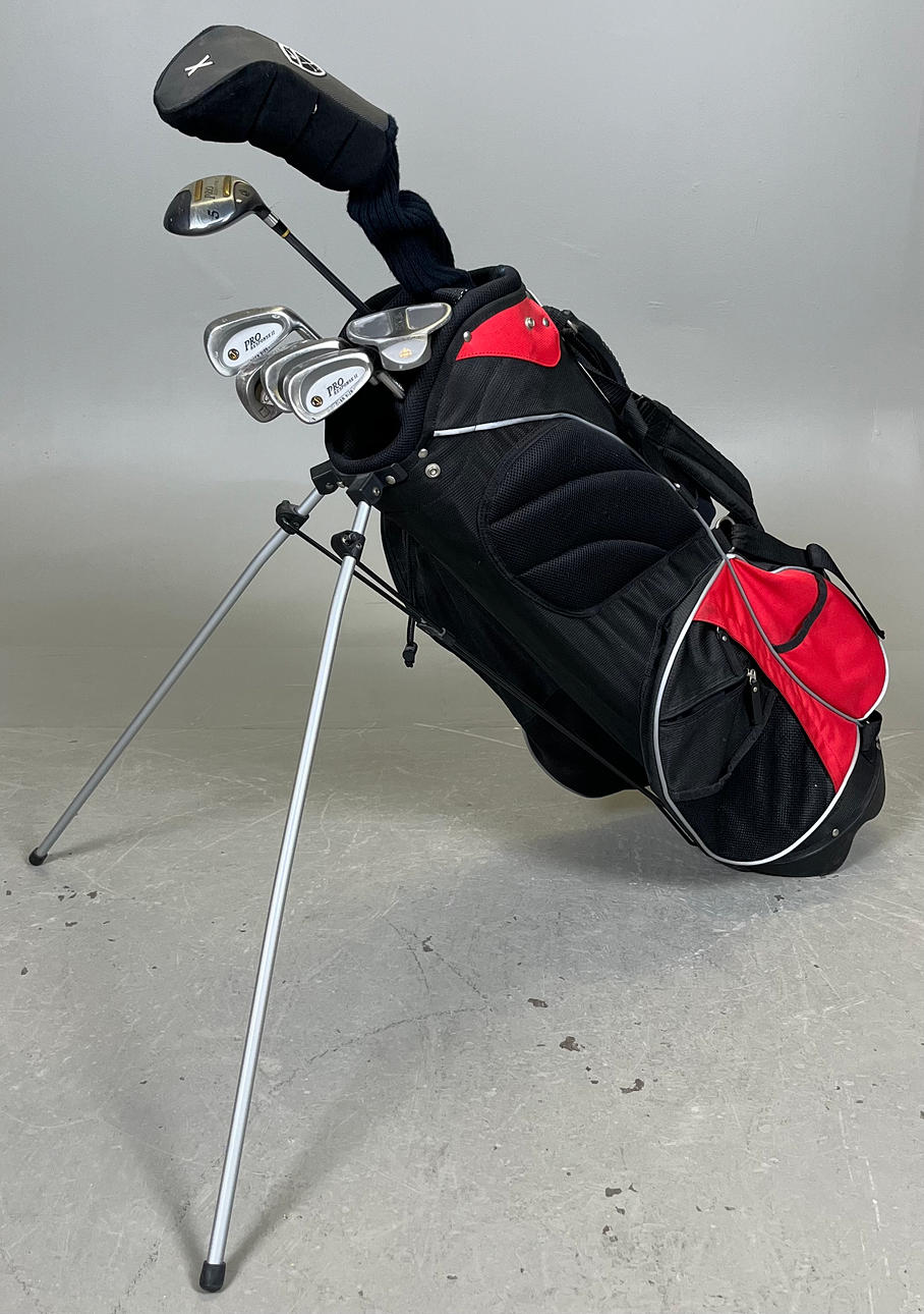 GOLF BAG WITH GOLF CLUBS.