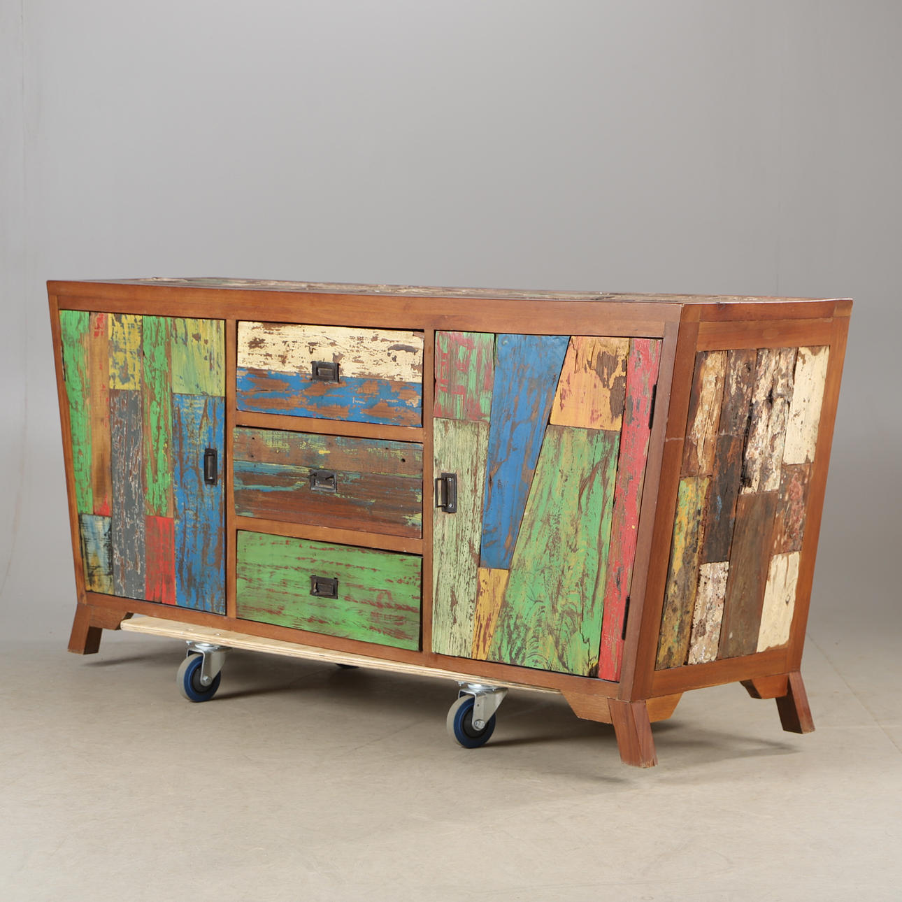 Ein Sideboard aus recyceltem Holz des 21. Jahrhunderts.