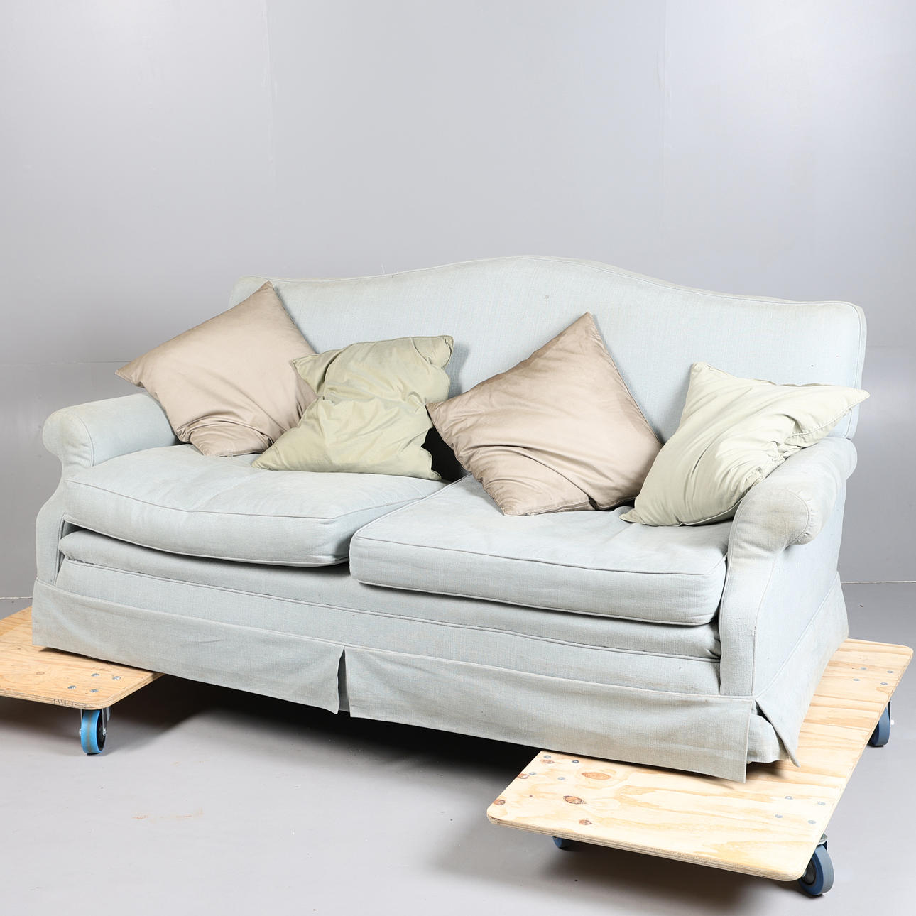 A 20TH CENTURY UPHOLSTERED THREE SEATER SETTEE.