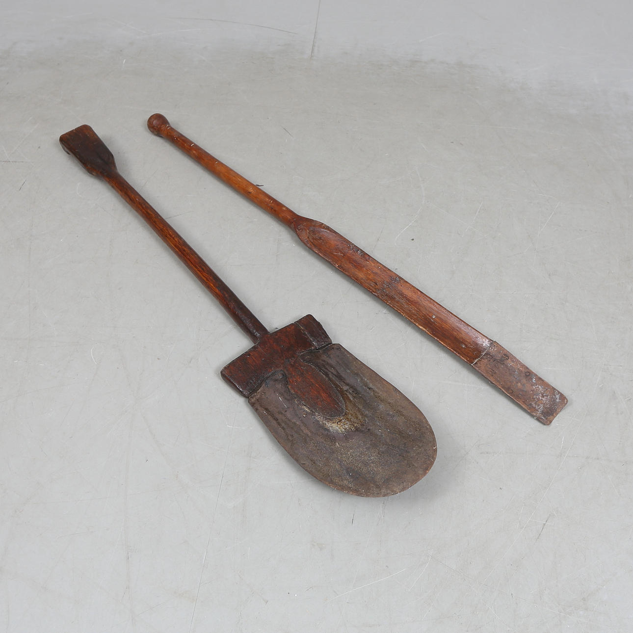 Et sæt med 2 skovle, allmoge.