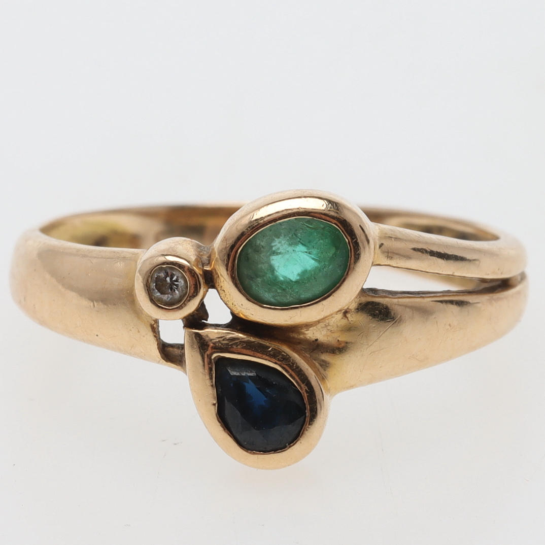 RING, 18K guld med ädelstenar.