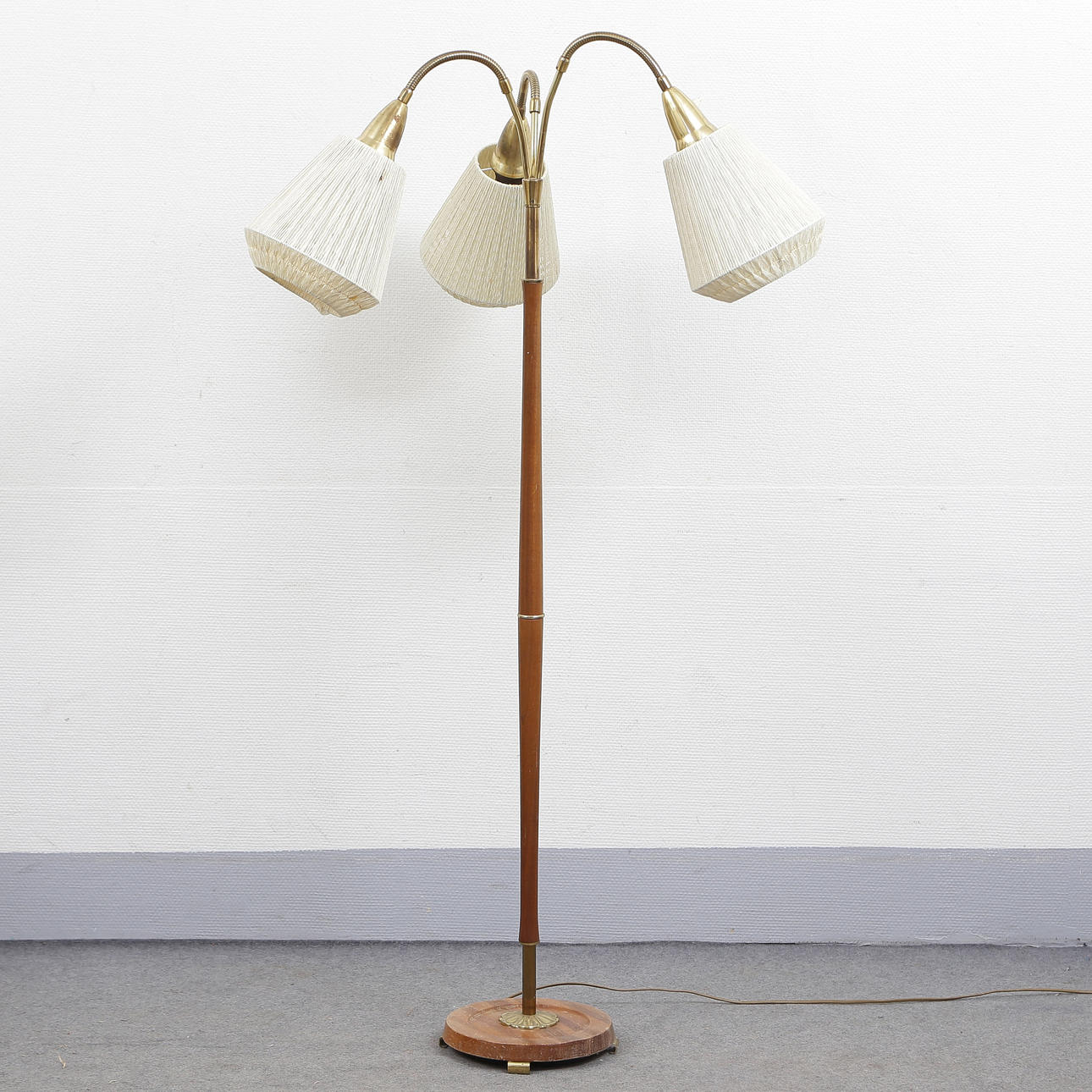 FLOOR LAMP, MAHOGANY, BRASS, 1950S.