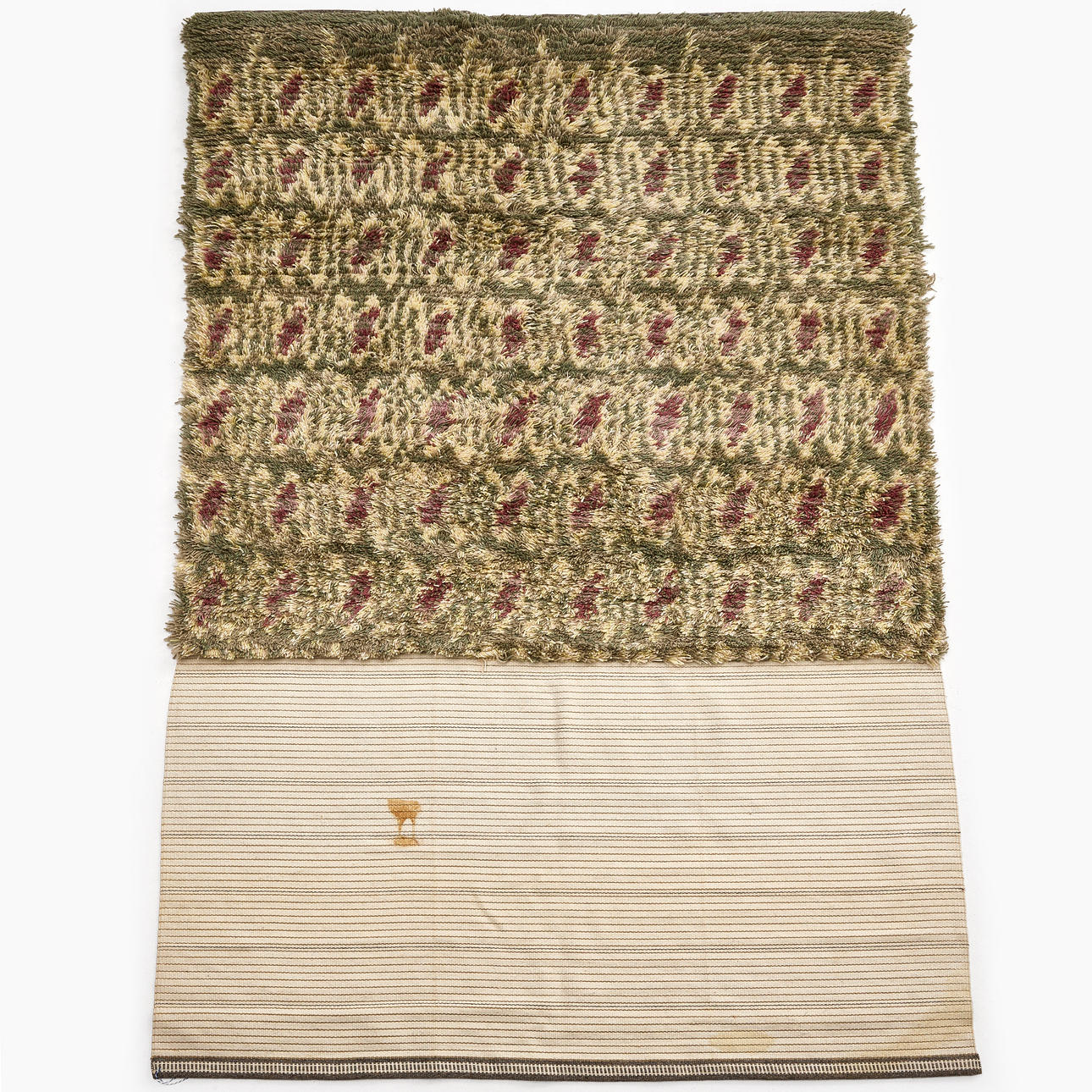 BERGÅ ULLSPINNERI, vävd matta med ryainslag.