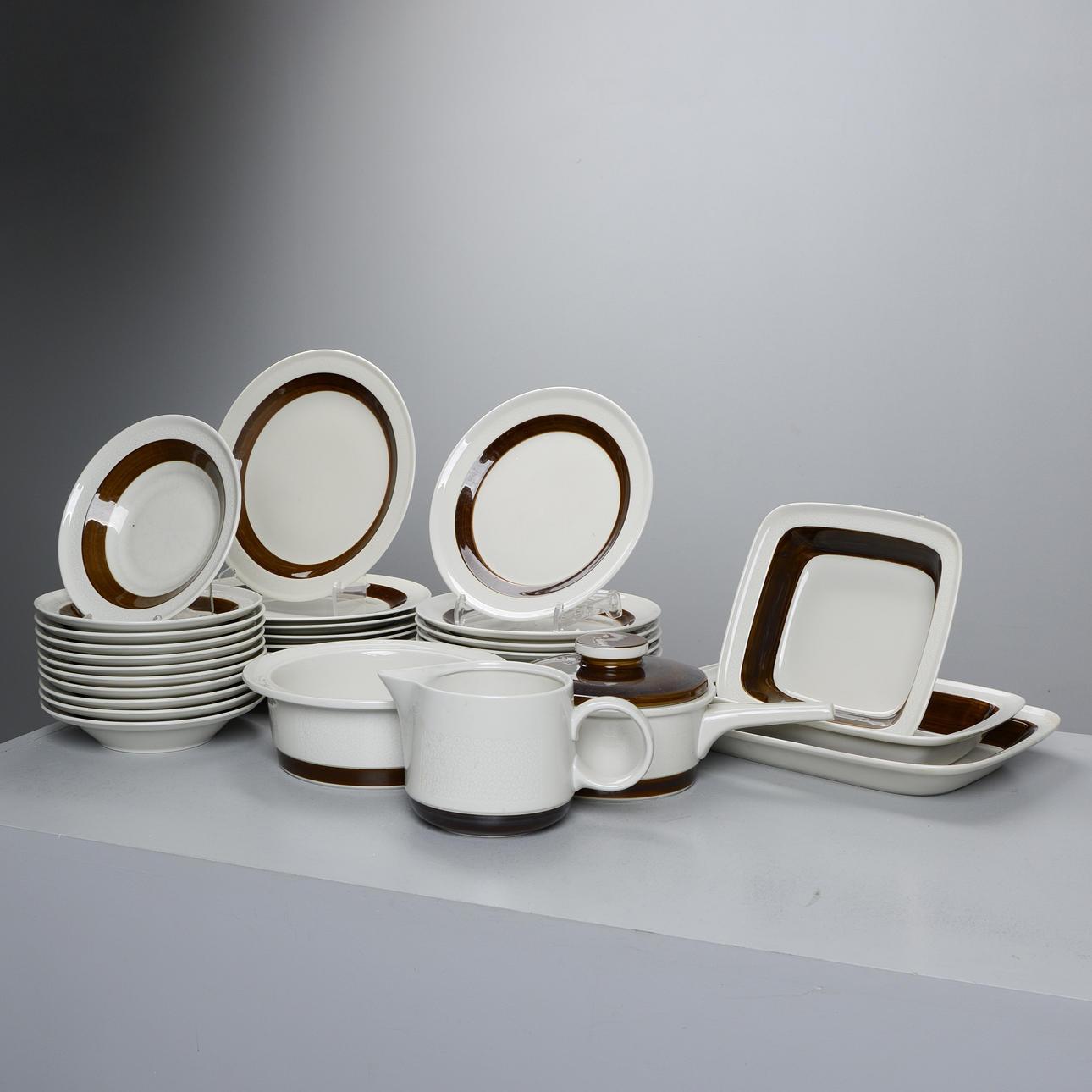 OLLE ALBERIUS. A 37-piece dining set, “Forma”, Rörstrand.