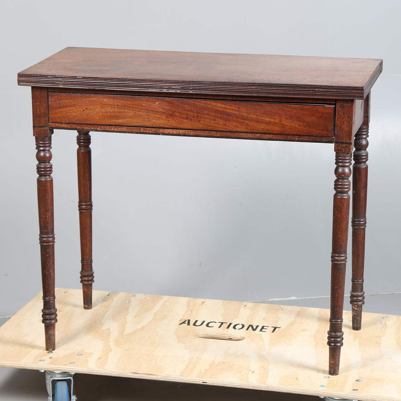 UNA MESA DE TÉ DE CAOBA DEL SIGLO XIX.