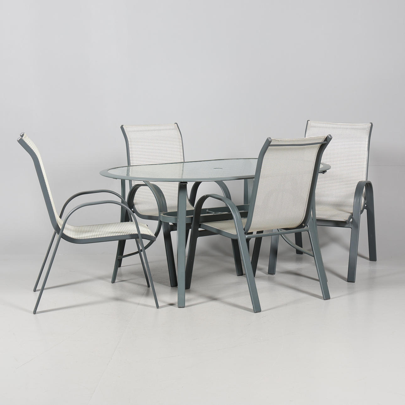 PUUTARHAKALUSTEET, 5 kpl, metallirunko.