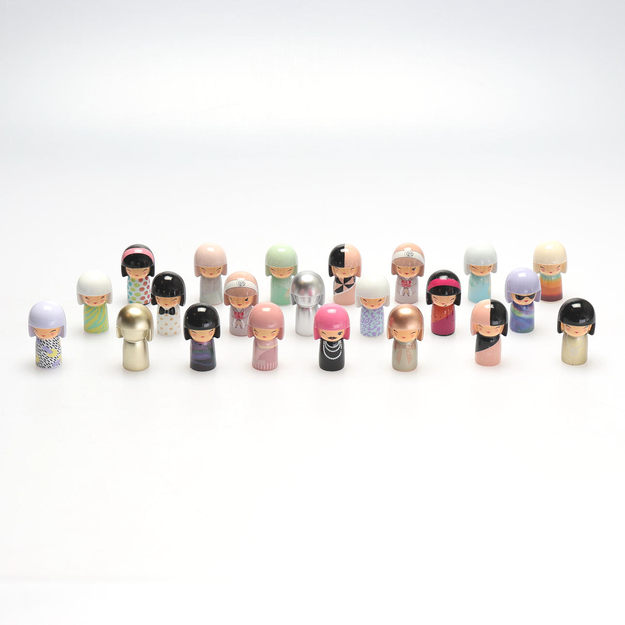 EIN SET VON 22 KOKESHIDOLLS, With Love, Skincity.