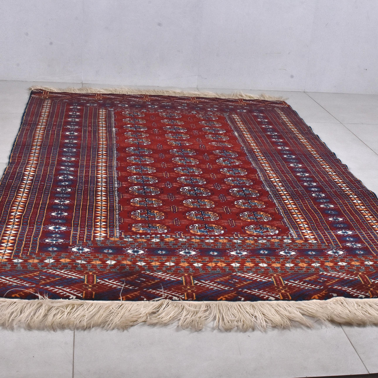 CARPET, hand-knotted, 190x126 cm.