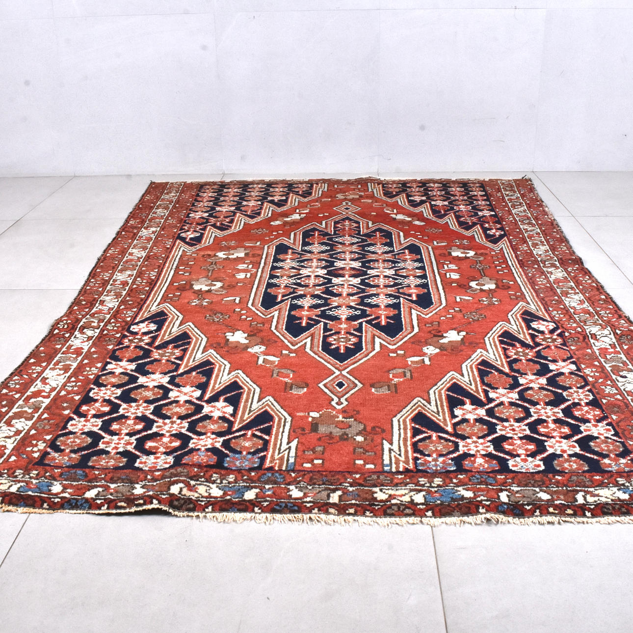 CARPET, hand-knotted, 195x140 cm.