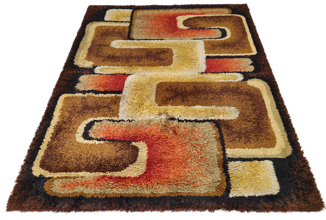 70'S DESIGN CARPET. MADE WITH LONG VIRGIN WOOL THREADS TIED TOGETHER.