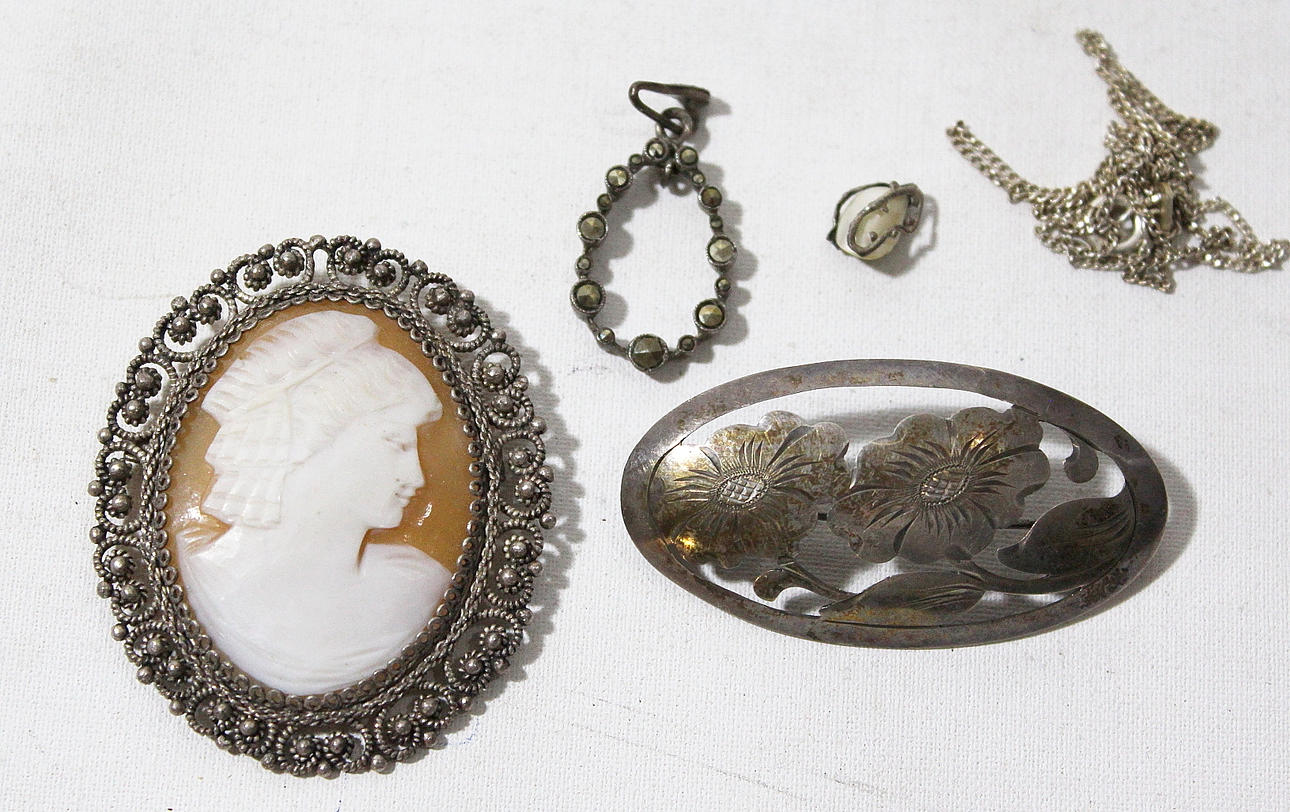 VINTAGESMYCKEN, hängsmycke, brosch och kamé.