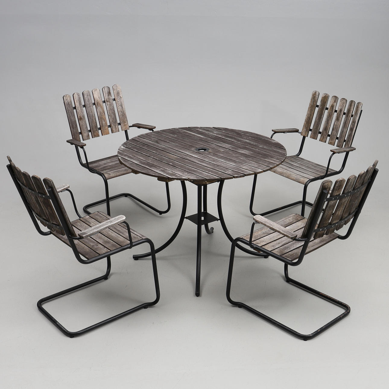 TRÄDGÅRDSGRUPP, trä/metall, 1900-tal.