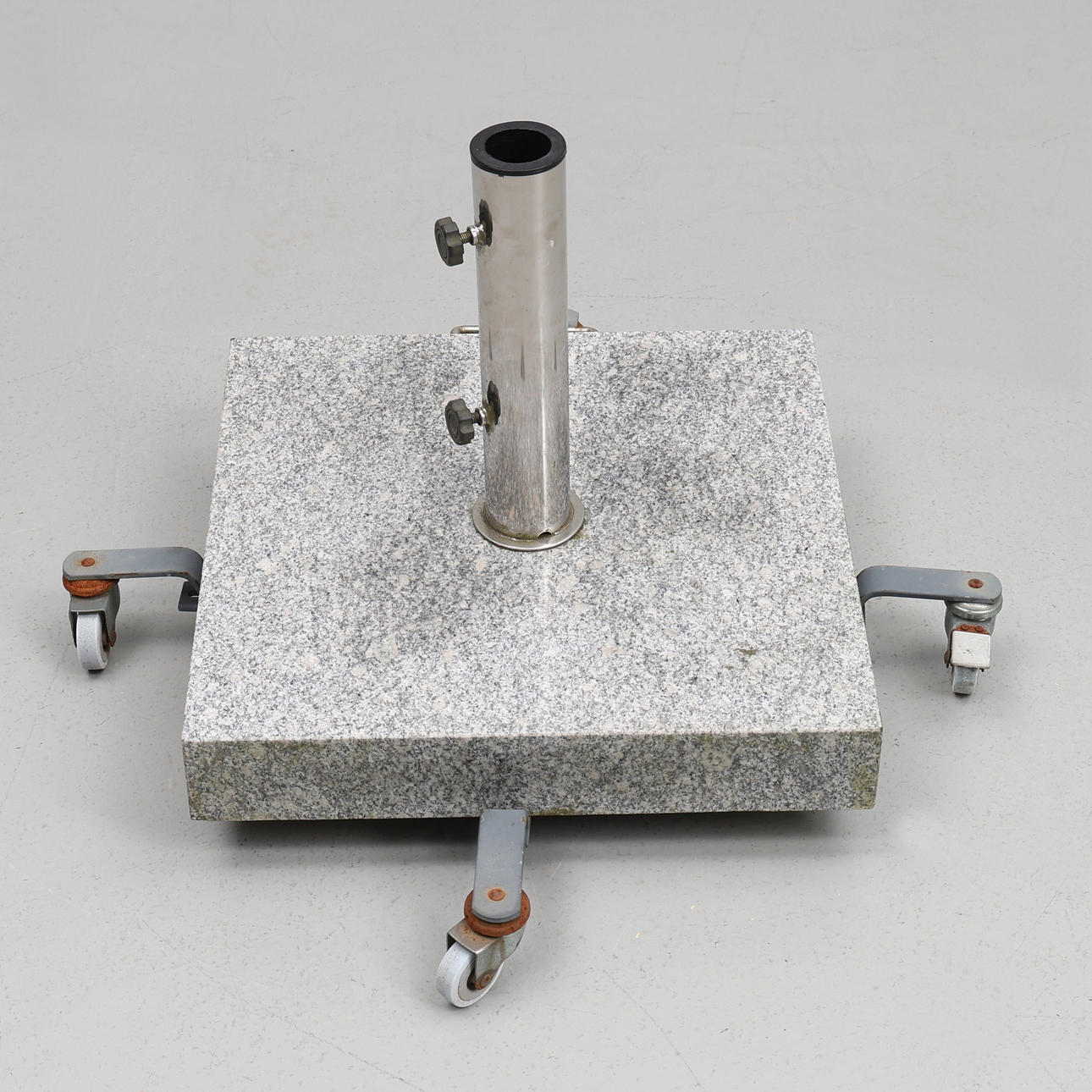 PARASOLLFOOT, italienischer Marmor, auf Rädern.