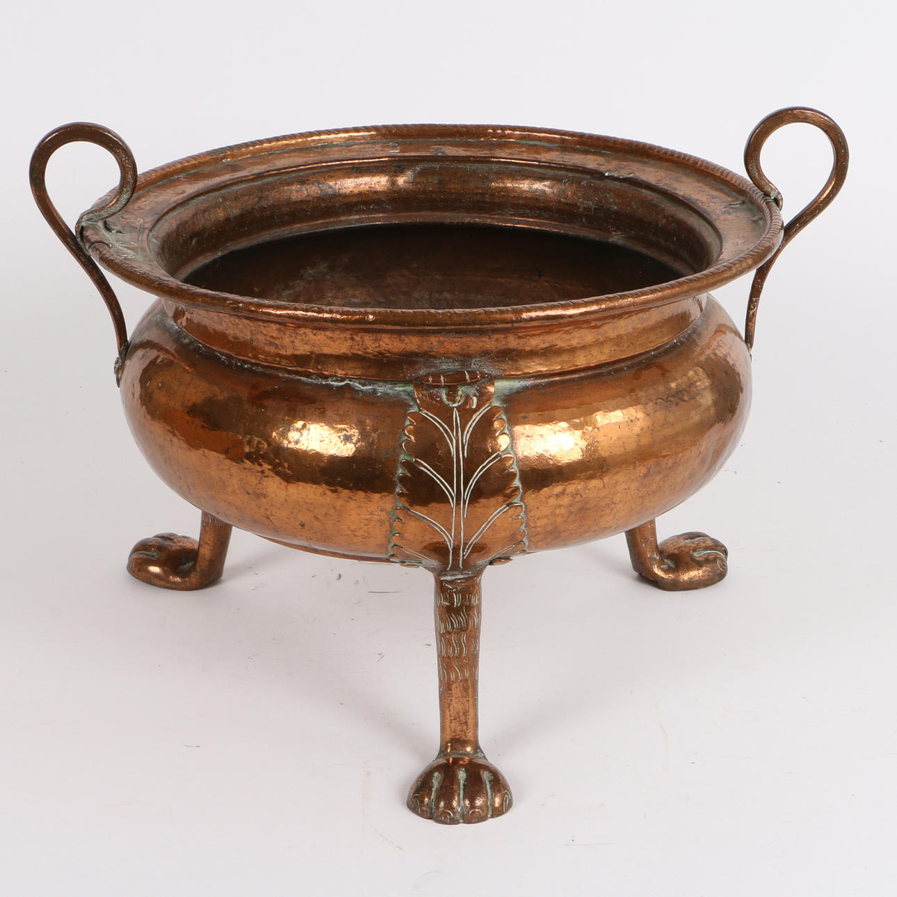 AN ARTS AND CRAFTS DECORATIVE HAMMERED COPPER CAULDRON.