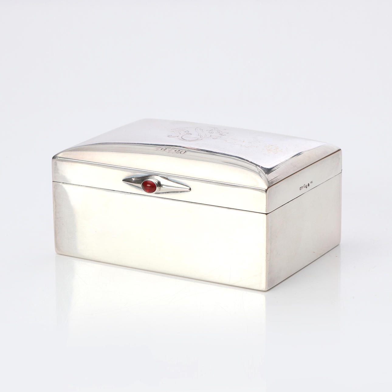 PITILLERA. Plateado, con interior de madera, placa base probablemente de otro material. en 1919. Peso total de unos 445 gramos.