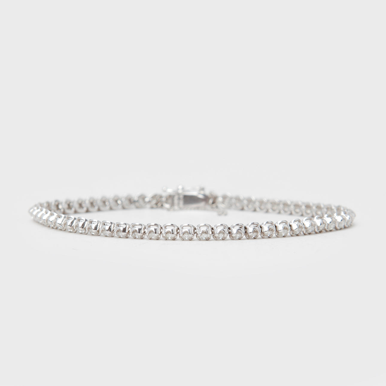 TENNISARMBAND, platina, 54 diamanter 2ct. Vikt ca 11,2 gram.