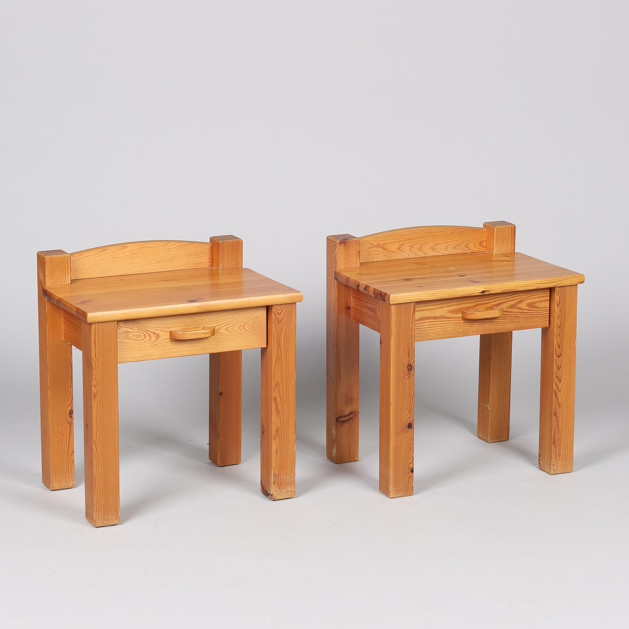 A pair of pine bedside tables with drawer, Scandinavian furniture maker, second half of the 20th century (2).