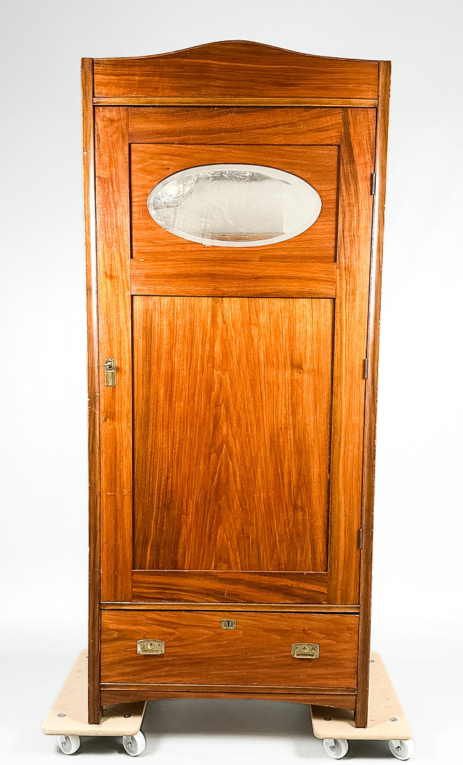 Jugendstilschrank, erste Hälfte des 20. Jahrhunderts.