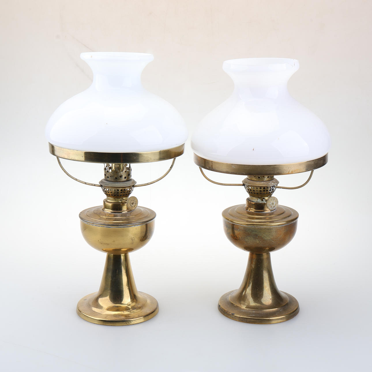 PETROLEUMSLAMPER, et par, messing/glas, 1900-tal.