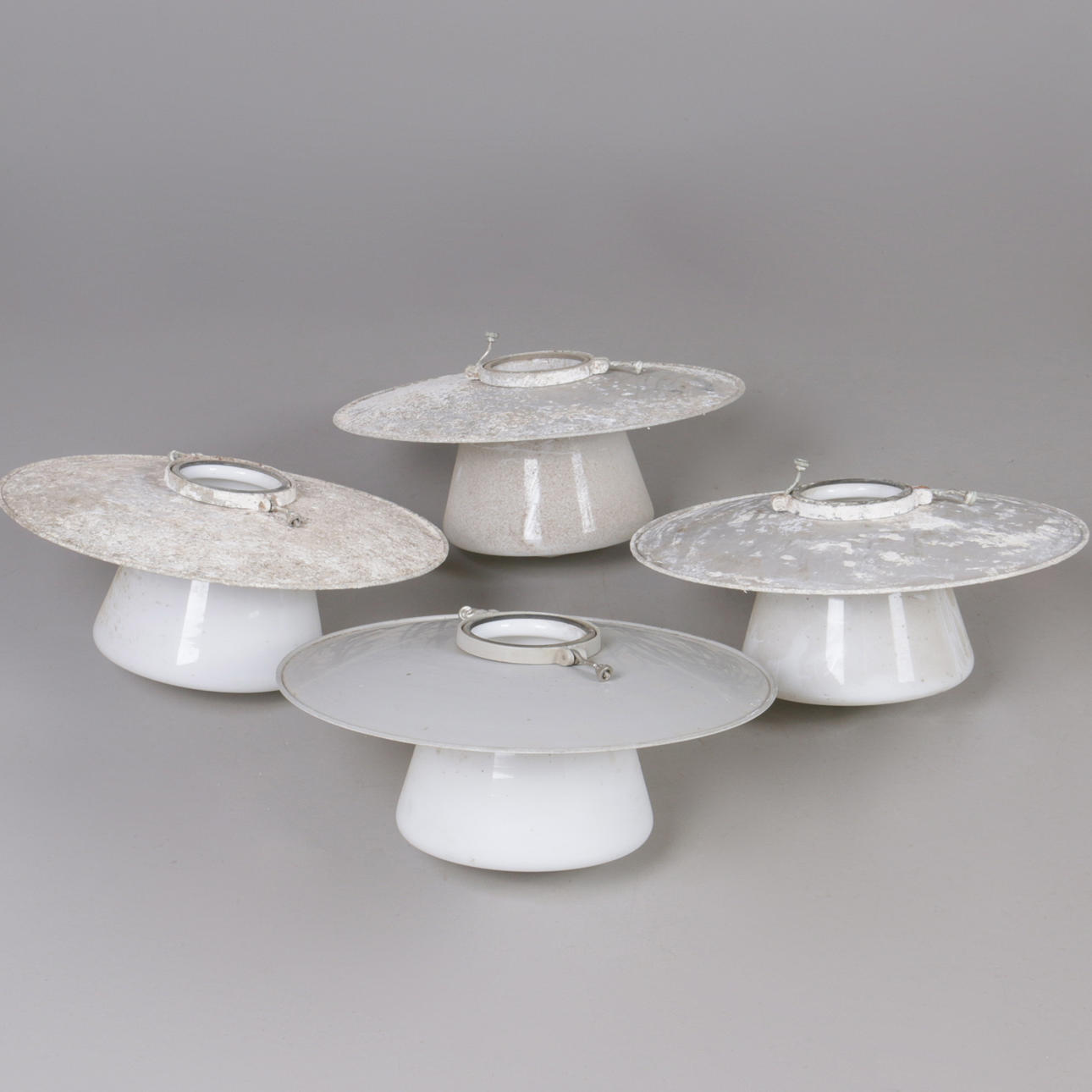 DACHMÖBEL, 4 Stück, Milchglas und Kunststoff, ab Stand.