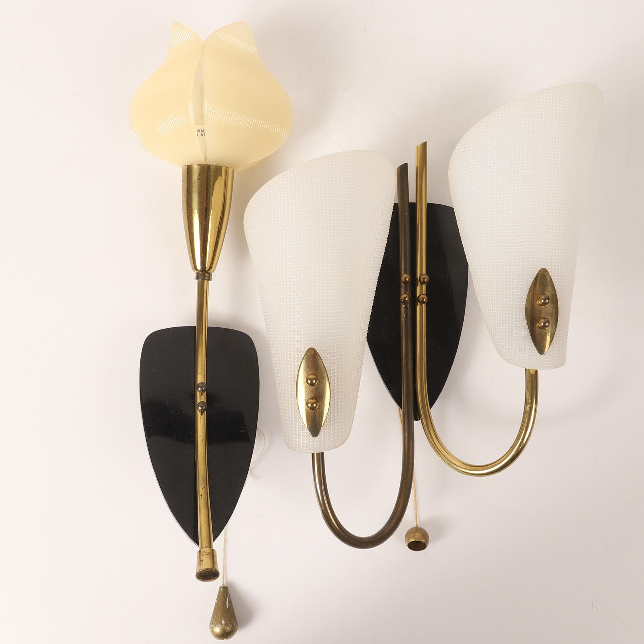 2 wall lamps, brass/plastic, mid 20th century.
