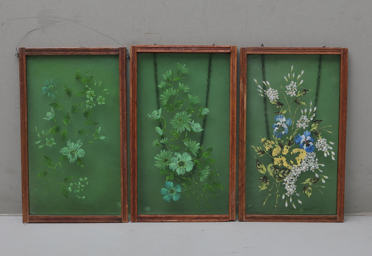 Vinduesdekorationer, 3 stk., træ/glas, 20. århundrede.