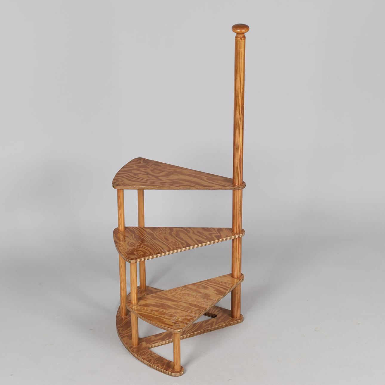 Library staircase of lacquered pine and brass, Danish designer, second half of the 20th century.