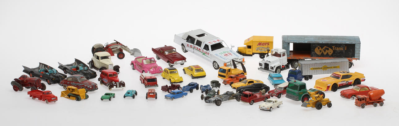 MODELLBILAR cirka 30stycken CORGI, LESNEY, LEGO, TEKNO med flera.