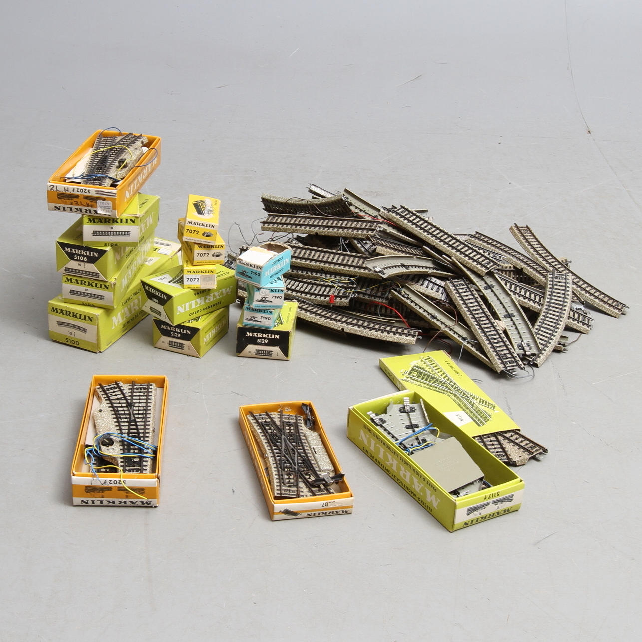 MÄRKLIN räls, växlar och tillbehör. Metallräls med punktkontakt. Delvis originalkartong.