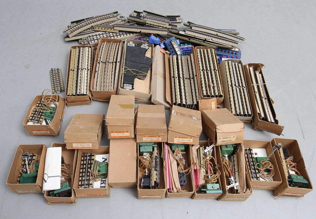 MÄRKLIN räls, växlar och tillbehör. Äldre metallräls med stort avstånd mellan syllarna. Många originalkartonger.