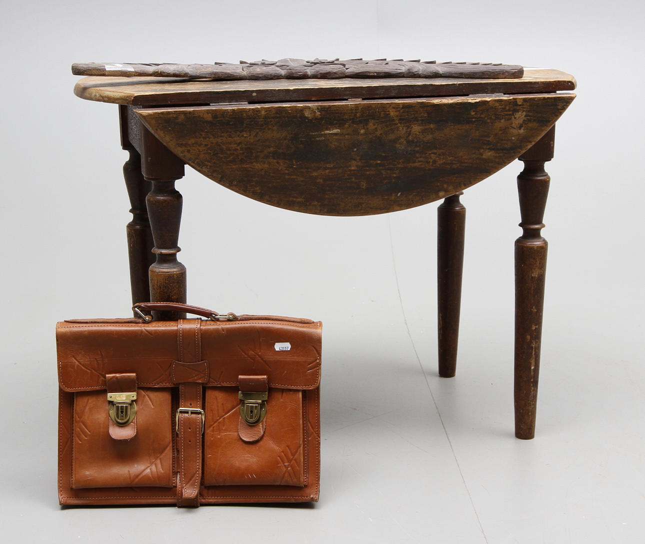 KLAFFBORD SAMT KRÖN OCH PORTFÖLJ.