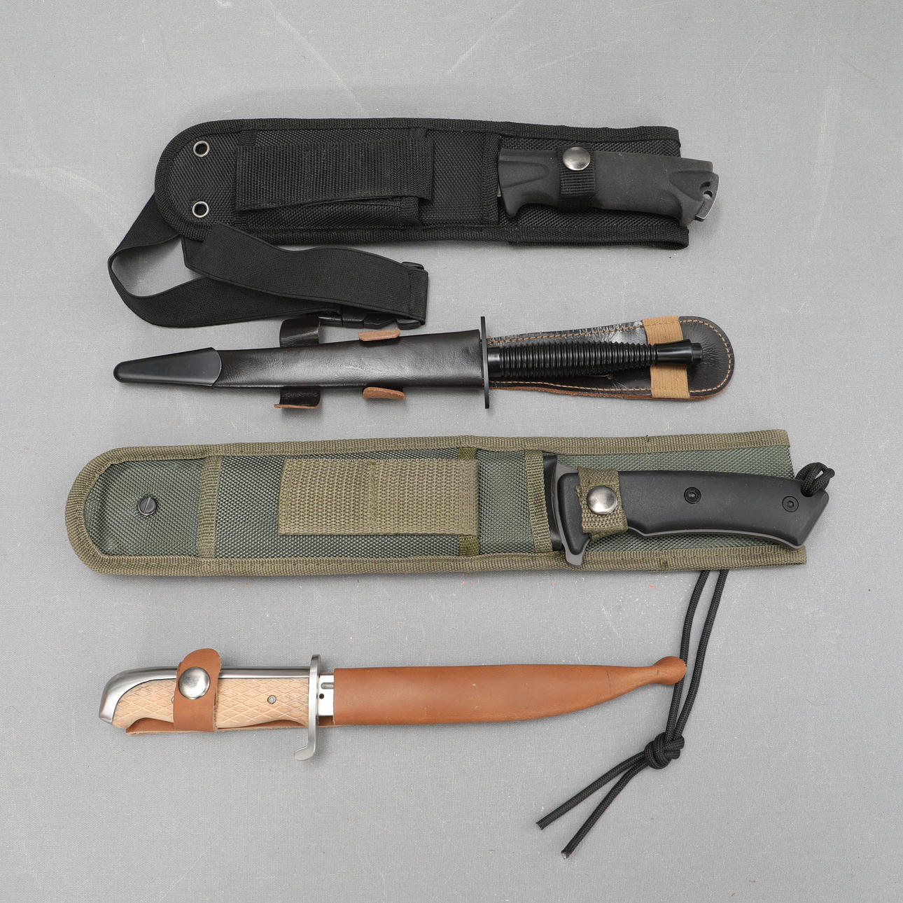 KNIVE, 4 stk Commando knivoverlevende, russisk kniv blandt andre.