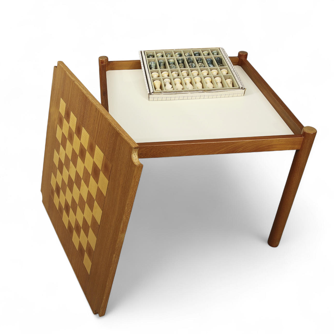 SCHACHTISCH, MIT ALABASTERFIGUREN.