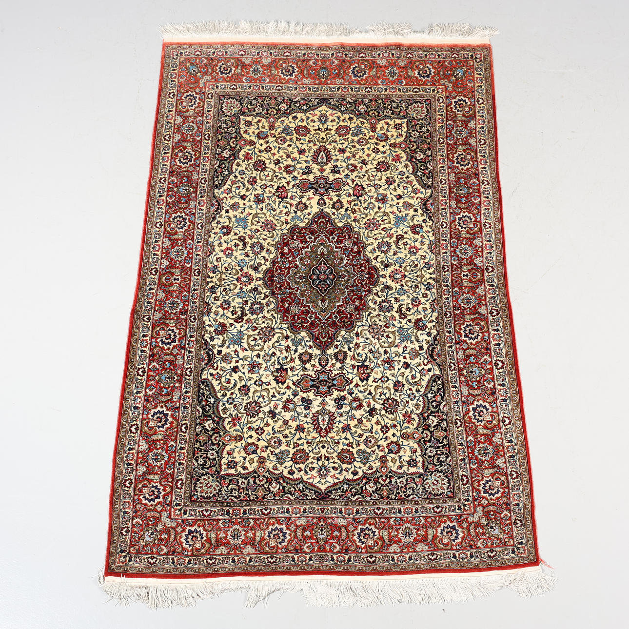 Ein Orientteppich, handgeknüpft. 214x133 cm.