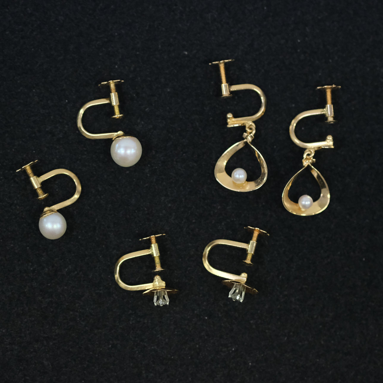 PENDIENTES, TRES PARES, ORO DE 18 QUILATES.